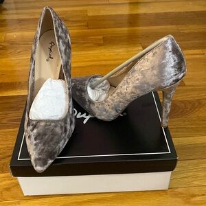 Qupid Women’s Mauve Velvet Heels Size 9